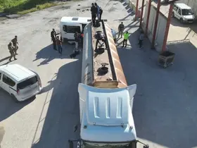 Bitlis’te yakıt tankerinin içinde 30 kaçak göçmen yakalandı

