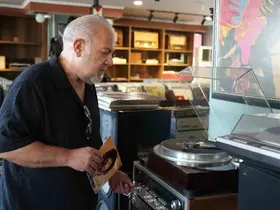 Bitpazarından başlayan plak tutkusu 40 yıldır sürüyor
