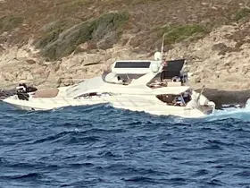 Bodrum’da motoryat, servis botuyla birlikte karaya vurdu

