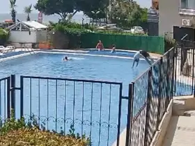 Boğulmak üzere olan çocuğu havuz görevlisi kurtardı

