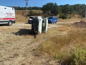 Bolu-Mudurnu yolunda virajı alamayan araç yan yattı: 2 yaralı
