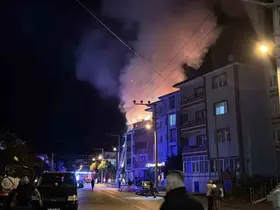 Bolu’da apartmanda çıkan yangında alevler geceyi aydınlattı: Patlama sesleri paniğe neden oldu
