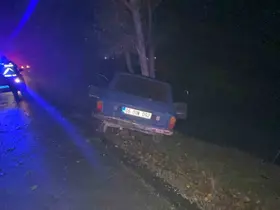 Bolu’da kontrolden çıkan araç ağaca çarptı: 1’i ağır 2 yaralı
