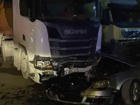 Bolu’da kontrolden çıkan otomobil park halindeki 3 araca çarptı: 4 ağır yaralı
