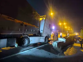 Bolu’da kontrolden çıkan tır bariyerlere çarptı

