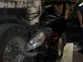 Bolu’da lüks SUV park halindeki tıra çarptı: 1 yaralı
