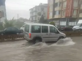 Bolu’da sağanak hayatı felç etti: Sokaklar göle döndü
