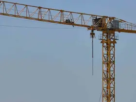 Bolu’da üniversitenin ek bina inşaatında maaş krizi: İşçi vince çıktı
