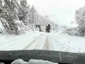Bolu’nun Mengen ilçesinde hummalı çalışma: 18 köy yolu ulaşıma kapalı
