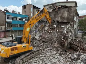 Bolvadin’de kentsel dönüşüm çerçevesinde yıkım çalışması başladı
