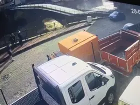 Borçka’da selde tarihi köprünün yıkılma anı kamerada
