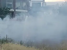Boş arazide çıkan yangın bahçeye sıçramadan söndürüldü
