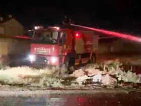 Boş arazide çıkan yangın paniğe neden oldu