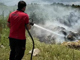 Boş arazideki atık samanlar alev aldı
