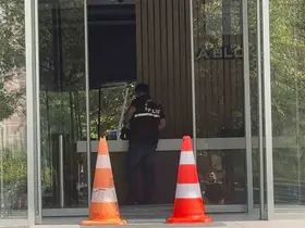 Boşanma aşamasındaki eşini ayağından vurup kaçtı
