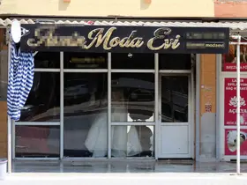 Boşanmak isteyen eşinin gelinlikçi dükkanını benzin dökerek ateşe verdi
