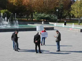 Boşanmak isteyen şahıstan tek kişilik eylem
