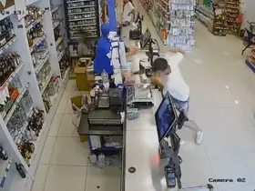 Böyle gaspçı görülmedi: Marketten parayı alıp kaçtı, içinde çocuk olan otomobili de kaçırdı, yaya olarak kaçarken cep telefonu gasp etti
