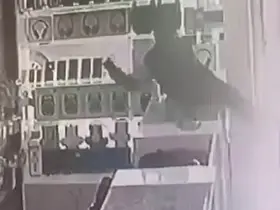 Böyle hırsızlık görülmedi: Masanın üstüne çıkıp vitrindeki telefonları alarak kaçtı
