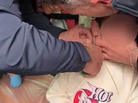 Boynuna plastik kelepçe geçiren çocuk kurtarıldı
