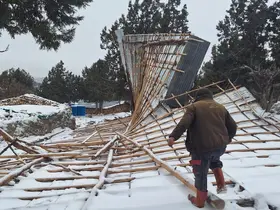 Bozkır’da şiddetli fırtına ahırın çatısını uçurdu
