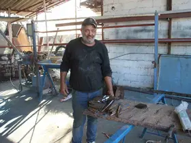 Bozulan tarım aletlerini tamir ederek, yeniden kullanıma sunuyor
