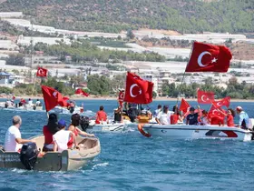 Bozyazı’da amatör balıkçılardan 30 Ağustos’a denizde anlamlı kutlama

