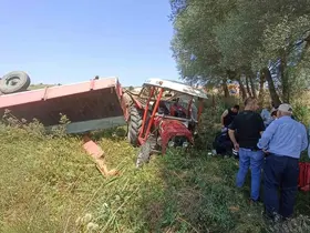 Buğday yüklü traktör devrildi, sürücü yaralandı