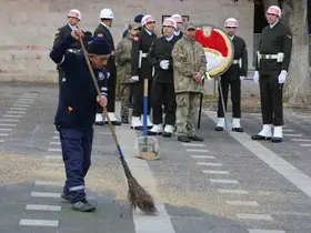 Buğdaylar ayak altında kalmasın diye zamanla yarışıp tören alanını temizledi: "Buğday nimettir, ekmektir"
