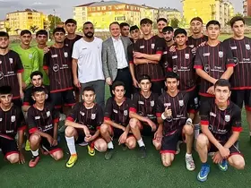 Bulanık Kaymakamı Ömer Övünç Koşansu çocukları sevindirdi
