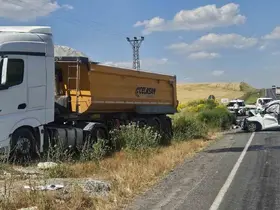 Bulanık’ta kamyonla kamyonet kafa kafaya çarpıştı: 2 ölü, 2 yaralı
