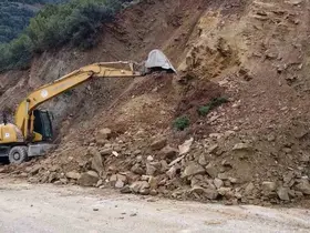 Buldan ve Babadağ’da heyelan nedeniyle kapanan yollarda çalışmalar başladı

