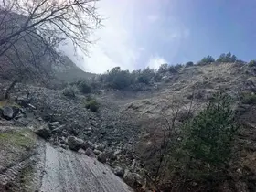 Buldan’da toprak kayması nedeniyle  bir mahalle yolu ulaşıma kapandı
