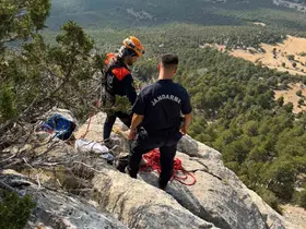 Burdur’da 3 gündür sarp arazide mahsur kalan 6 küçükbaş hayvan ekipler tarafından kurtarıldı

