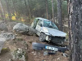 Burdur’da araç şarampole devrildi: 3 yaralı
