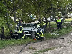 Burdur’da kontrolden çıkan otomobil ağaca çarptı

