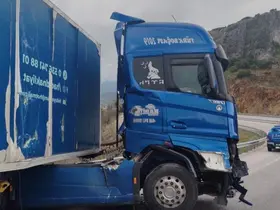 Burdur’da kontrolden çıkan tır demir bariyerlere çarptı

