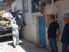 Burdur’da kötü kokunun kaynağı çöp ev çıktı: 3 kamyon atık çıkarıldı
