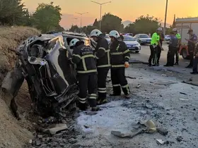 Burdur’da otomobil, otobüs durağına çarptı: 2 yaralı
