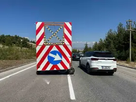 Burdur’da ticari taksi trafik yönlendirme römorkuna çarptı: 1 yaralı
