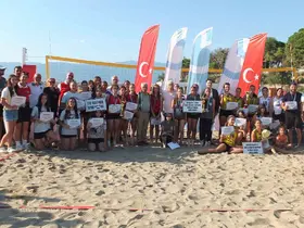 Burhaniye’ de plaj voleybolu heyecanı yaşandı
