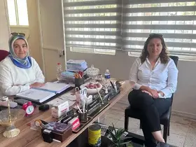 Burhaniye’de İlçe Sağlık Müdürü Akbey, kadın muhtarı ziyaret etti
