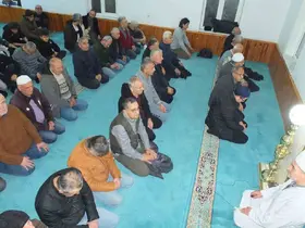Burhaniye’de ilk teravih de camiler doldu

