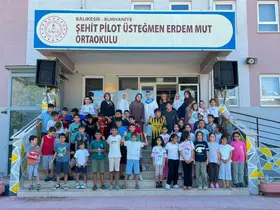 Burhaniye’de kadın muhtar öğrencilere ikramlarda bulundu
