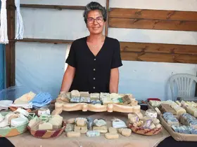 Burhaniye’de makine teknikeri Belma hanımın el yapımı sabunları ilgi gördü
