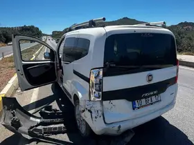 Burhaniye’de otomobiller çarpıştı
