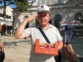 Burhaniye’de Polis şapkalı seyyar satıcı ilgi odağı oldu
