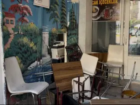 Bursa’da adliye önünde ortalık savaş alanına döndü: Masa ve sandalyeler havada uçuştu
