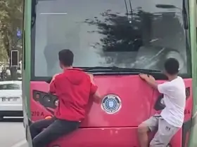 Bursa’da çocukların tehlikeli yolculuğu kamerada
