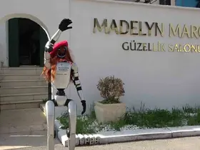 Bursa’da güzellik merkezine robot işçi mesaiye başladı
